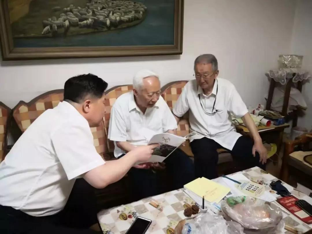 海关总署离退休干部局为老同志送学上门
