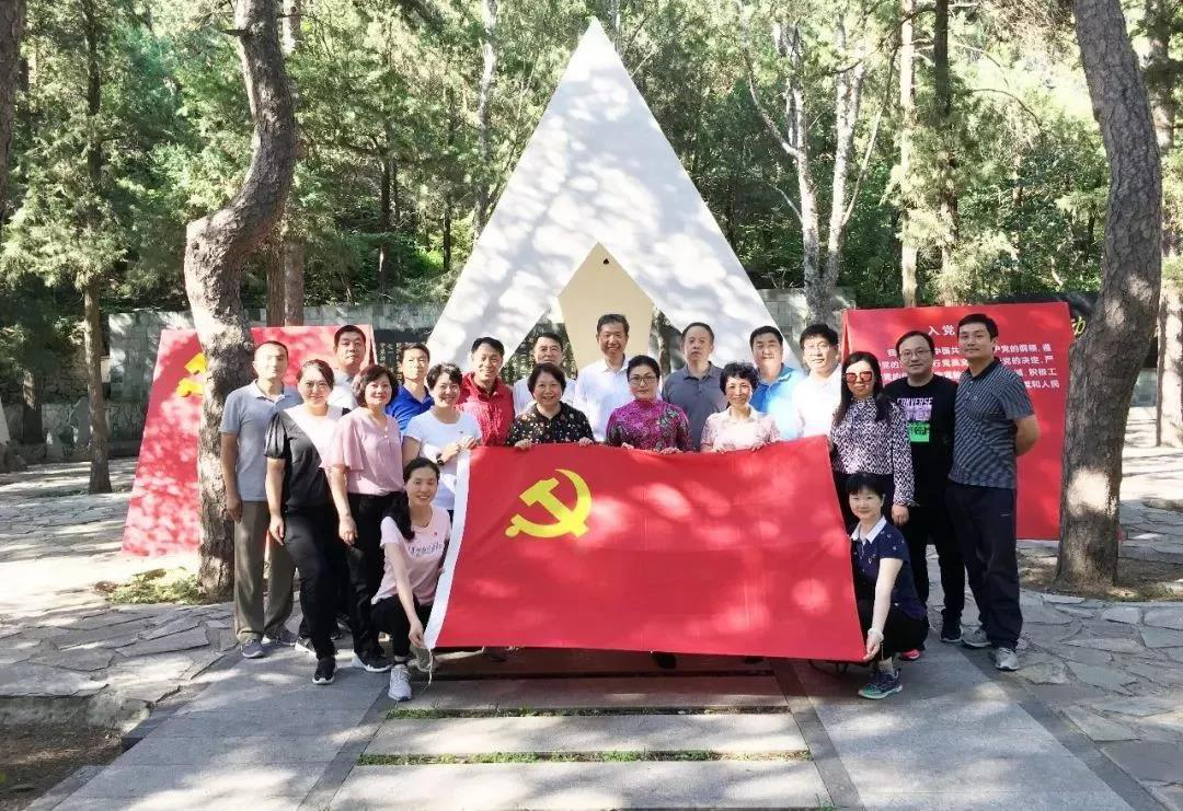 国资委物质离退休干部局赴“一二·九”运动纪念亭开展主题党日活动
