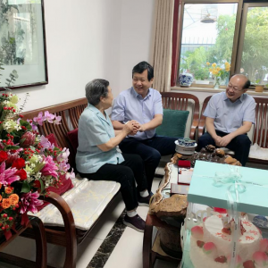 ɽ��̨�쵼�߷�ο�ʿ�ս��ǰ����ͬӢͬ־