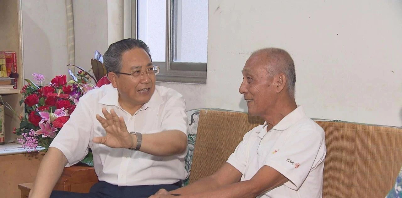 【安徽】省委书记李锦斌走访慰问抗日老战士和抗战烈士遗属  