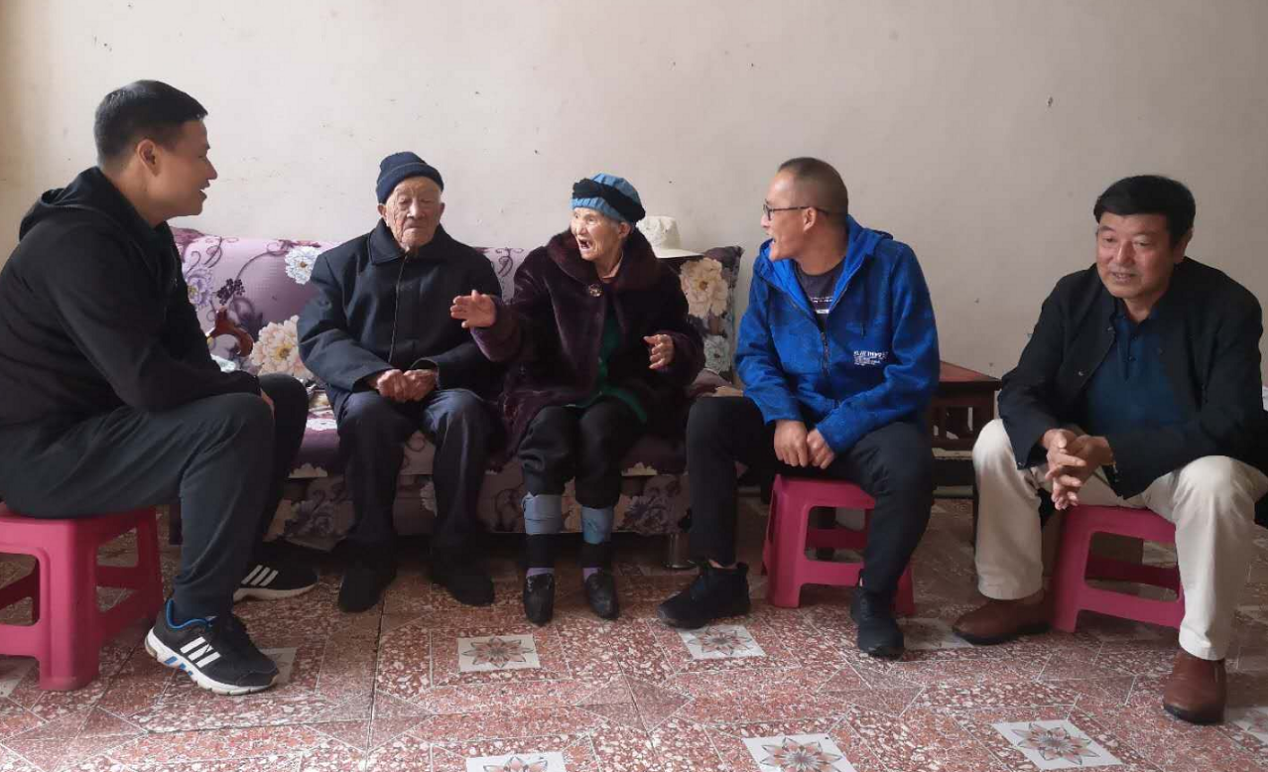 云南罗平开展“迎重阳、庆国庆”离退休干部走访慰问活动