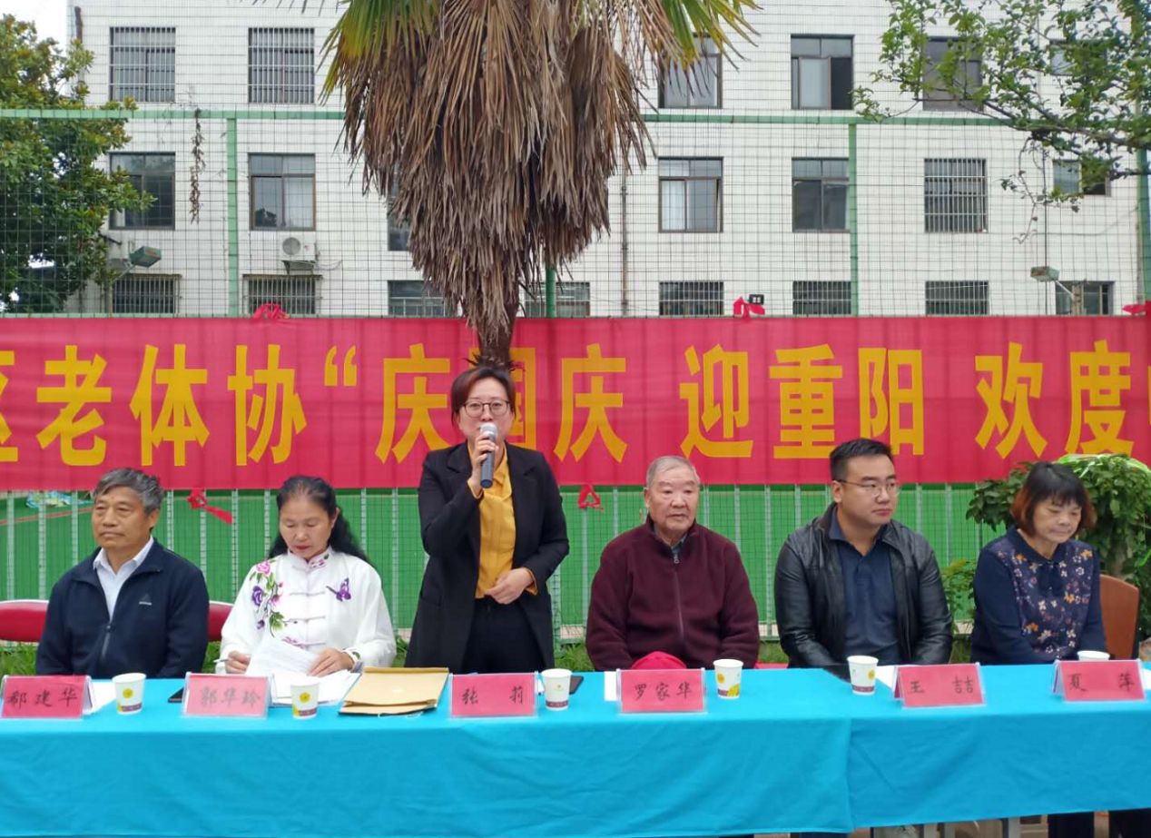 云南麒麟区:舞动太极风采庆国庆、展现银发新貌迎重阳