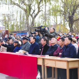 ��ک��Ӣ���¼� ���к�ɫ���� ο����������ʿ����ר�������ݳ�Բ���ɹ�