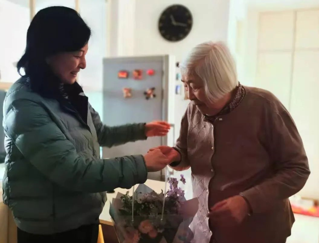品一缕花香 享美好生活 ——教育部机关举办离退休女同志插花分享活动
