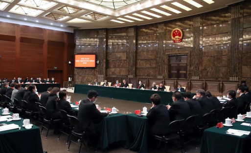 最高人民法院举行离退休干部党员与青年干警党员座谈会