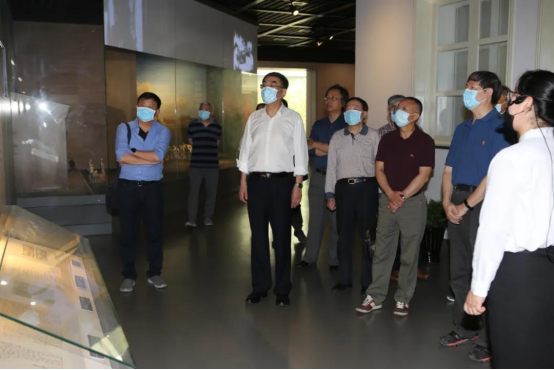中国商飞退休干部党支部开展“传红色基因、看社会发展”党史学习活动