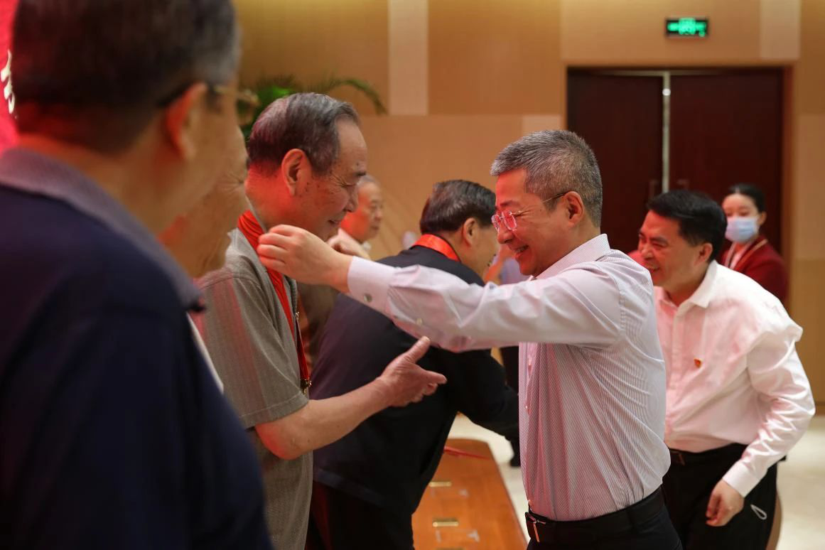 中国农业发展银行召开“光荣在党50年”座谈会暨纪念章颁发仪式