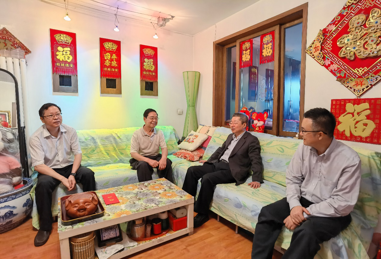 中国农业发展银行总行扎实开展走访慰问老党员活动