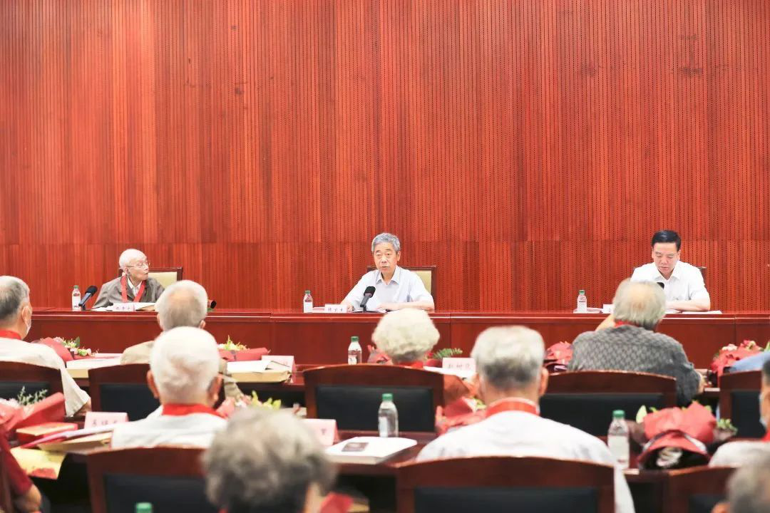 教育部召开离退休干部庆祝建党100周年座谈会暨“两优一先”表彰会