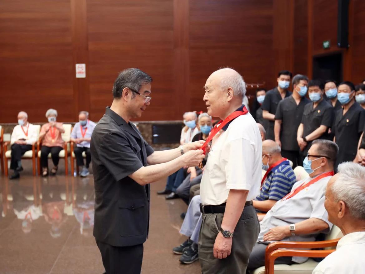 最高人民法院举行“光荣在党50年”纪念章颁发仪式