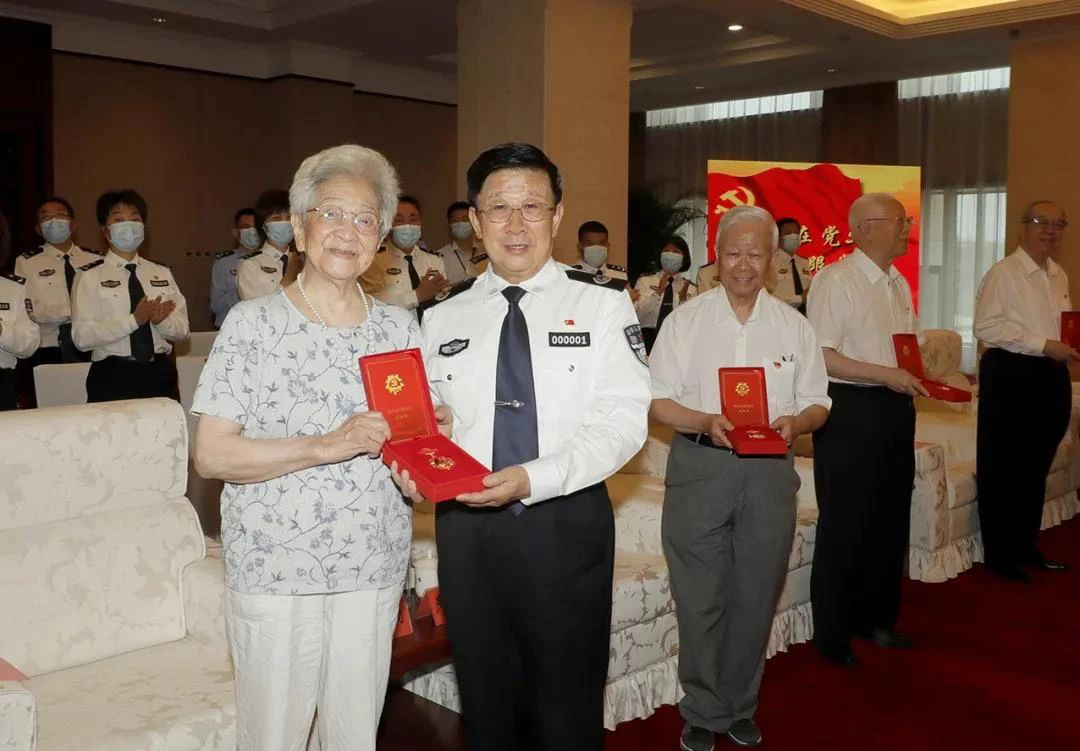 公安部举行“光荣在党50年”纪念章颁发仪式