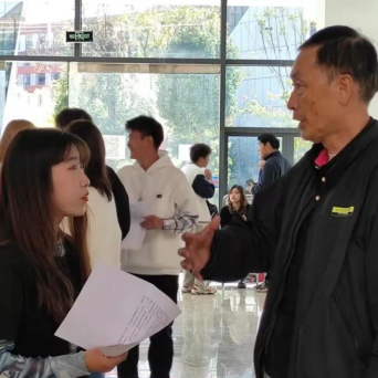 中国教师报：壮心未与年俱老