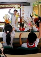 《皮影传人育新苗》